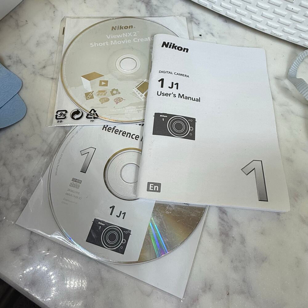 Nikon 1 J1 10.1MP Digital Mirrorless Camera White Kit VR 10-30mm Lens Lot - Picture 10 of 13